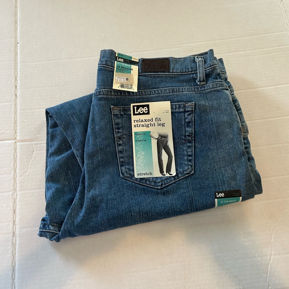 Lee Women's Straight Leg Jeans - Classic Blue 18
NEW W Tag